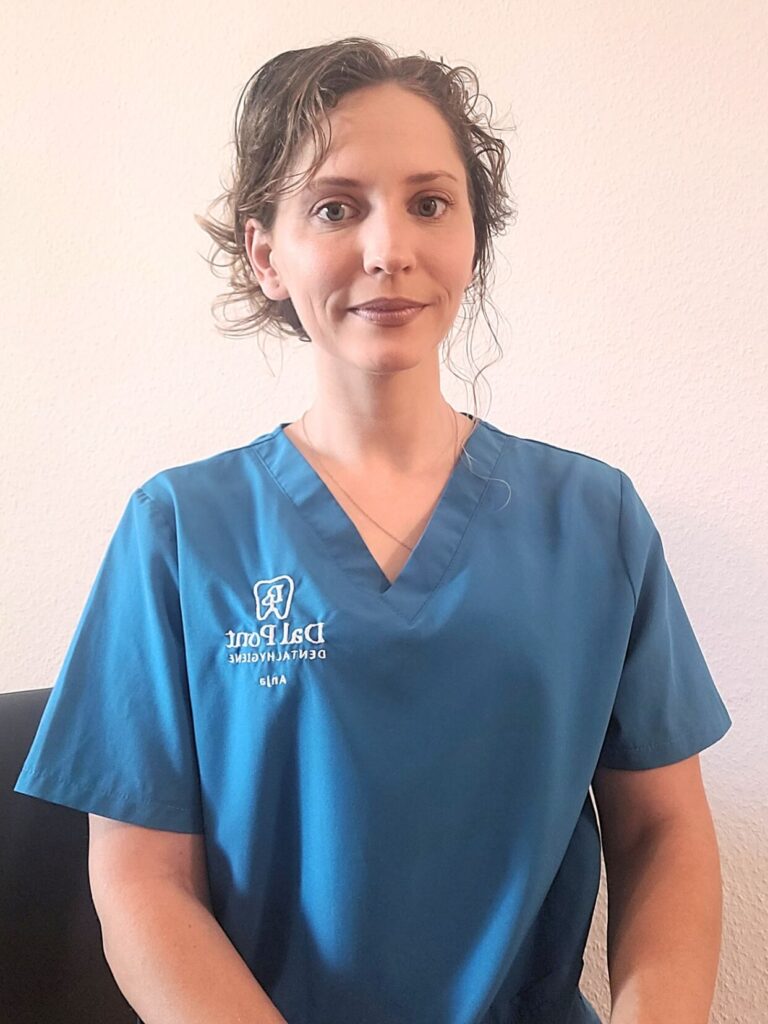 Portrait von Anja Dal Pont, deiner einfühlsamen Expertin für Dentalhygiene in Langenthal.