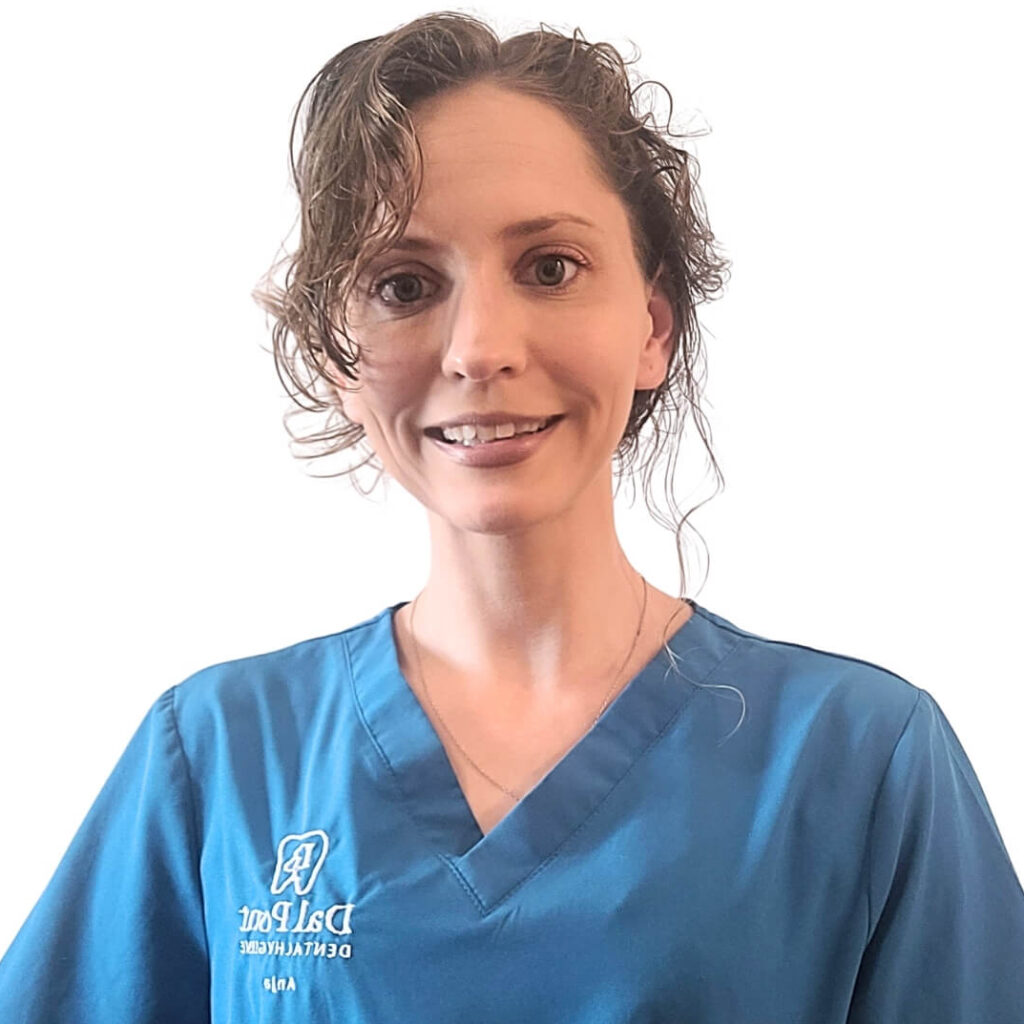 Portrait von Anja Dal Pont, deiner einfühlsamen Expertin für Dentalhygiene in Langenthal.
