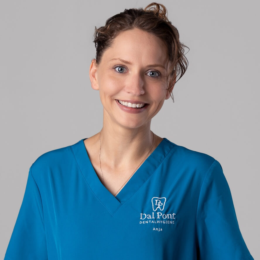 Portrait von Anja Dal Pont, deiner einfühlsamen Expertin für Dentalhygiene in Langenthal.